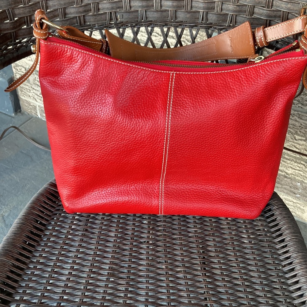 DOONEY & BOURKE RED PEBBLED LEATHER SHOULDER BAG/HOBO PURSE. 2 ZIPPERED POCKETS - Picture 3 of 16